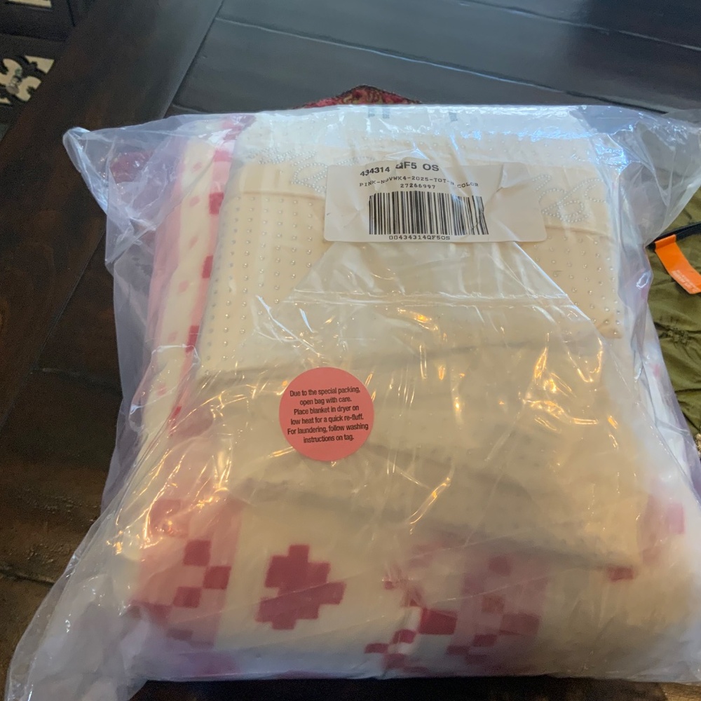 NWT 2025 Limited Edition VS Victoria Secret PINK Plush Blanket Bling Bag Set, - Picture 2 of 4